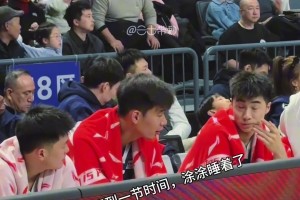 乐鱼app下载-比赛太无聊？周琦带娃看星锐赛 小儿子涂涂看了不到一节睡着了