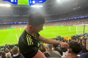 乐鱼登录入口-科贝：皇马vs拜仁赛中一网红在伯纳乌看台理发，引发皇马球迷不满