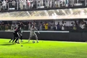 乐鱼官方网站-撞飞数米！内马尔被冲撞倒地当场暴怒，对手声称跑太快刹不住了